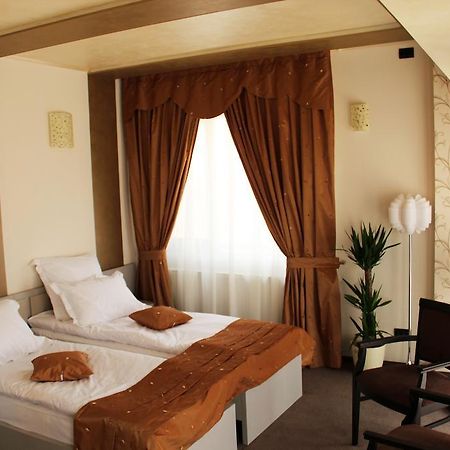 Enigma Pension Târgu Jiu Стая снимка