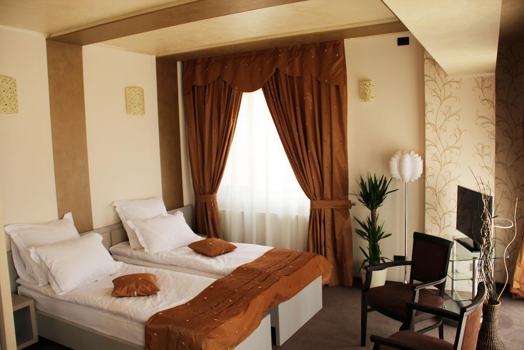 Enigma Pension Târgu Jiu Стая снимка